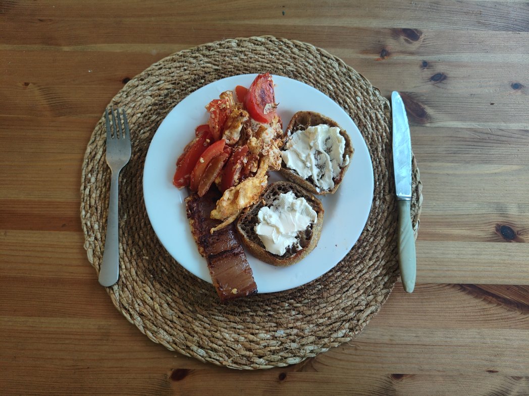 codemancer's tweet image. Говорят, сколько на свете евреев, столько рецептов шакшуки. Это, конечно, не так. Вот, например, шакшука с жареным салом