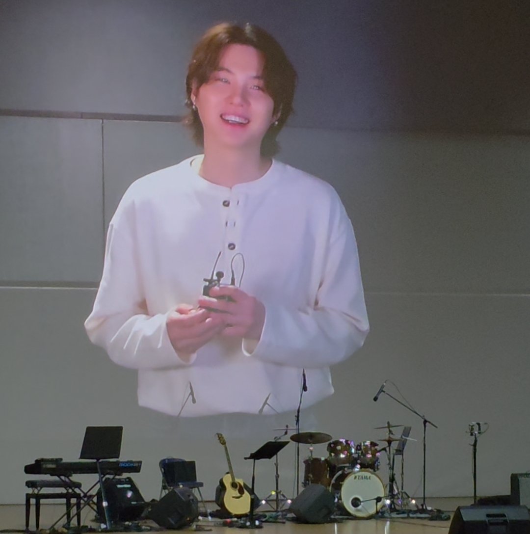 Never_mind_39's tweet photo. 민쌤! 하의 색깔 어두워서 상반신만 보여가지구 악기를 문지르면 나오는 지니같아요 https://t.co/w5GbAioFJH