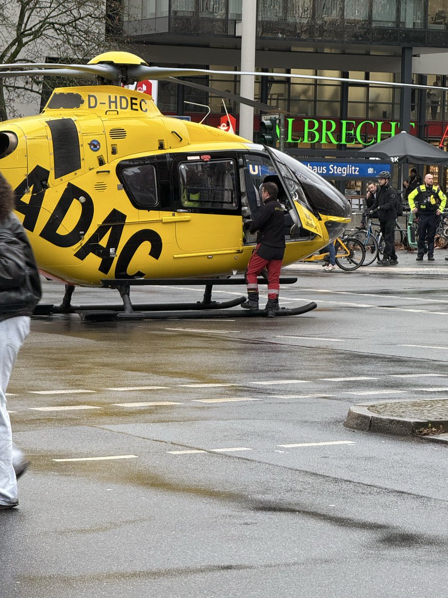 odedber's tweet image. מטוס נוחת לו בנונשאלנט ברחוב מרכזי בצומת מרכזי בברלין באמצע היום.