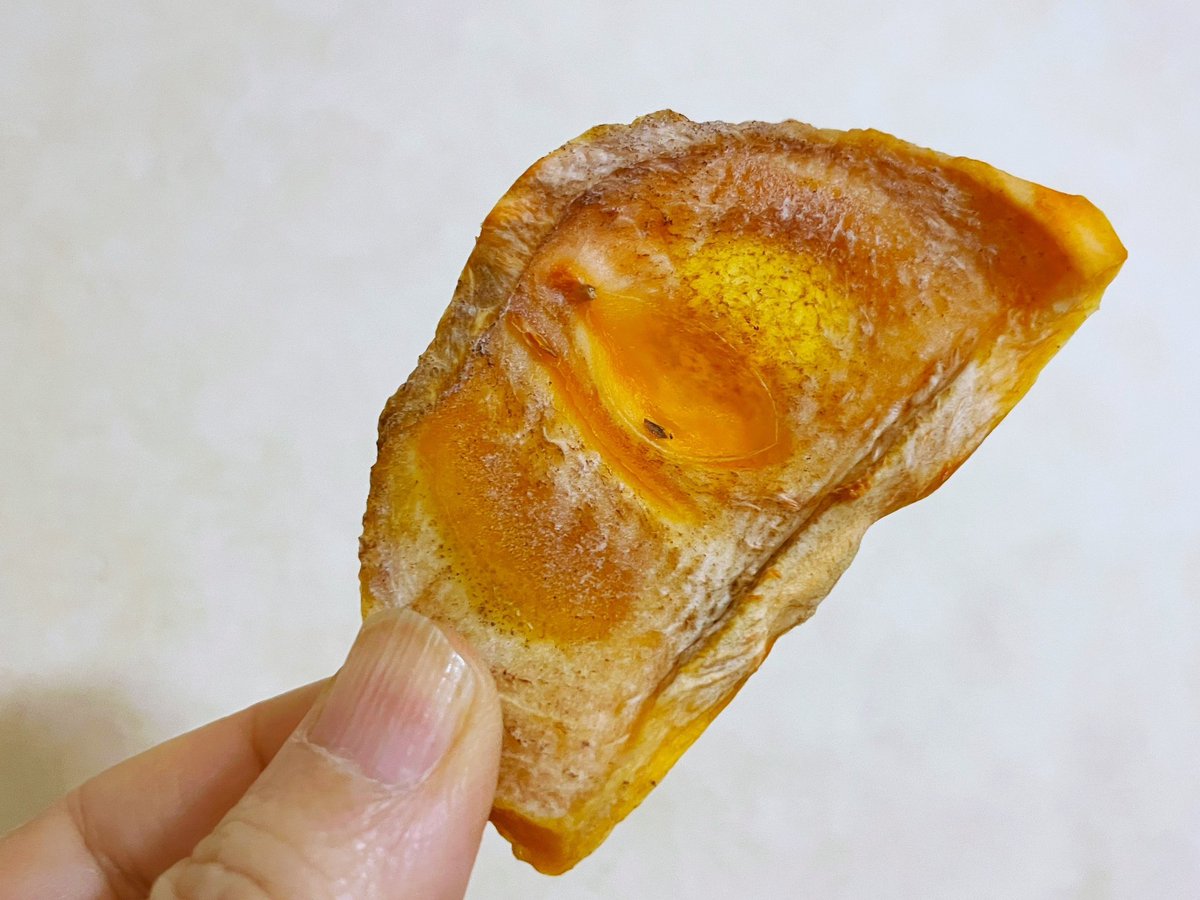 干した柿。外は乾いているのに、かじると中は生のカリッとした食感で面白い。もう1日干してみようかな。