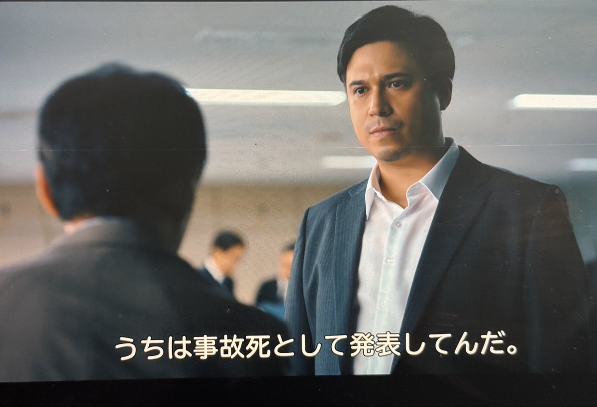 6969b_Labo's tweet photo. #良いこと悪いこと 真犯人考察

【　真犯人は刑事 宇都見で確定⁉️   】

宇都見の天才的な犯行計画が…？

・ひんちゃん殺害(転落死)→居酒屋 放火(事故として処理)→ニコちゃん殺害(事故死)

最初の犯行3件を 事故 と警察に処理させ
(自身も警察だから事故処理のﾗｲﾝを知ってる？) 殺せなかったカンタローから殺人事件を起こす…(宇都見からしたら想定外)

・宇都見は 警察が事故処理してしまって表立って捜査できない状況にもっていき

宇都見 自らが捜査の主権を握るためにあえて上司に再捜査を願いでる。

自分が起こした連続殺人事件を捜査するのは"自分だけ"の状況を作り上げ…

標的 6人 キングらを必ず抹殺する 計画。

警察の人間だからこそできる犯行計画…

宇都見が真犯人なら フィジカル的にも
ひとりだけで犯行も可能…

宇都見の本当の姿は、
亡くなったドの子の為に復讐の鬼となった…兄or旦那 といったところか(二卵性双生児？)

#イイワル #考察