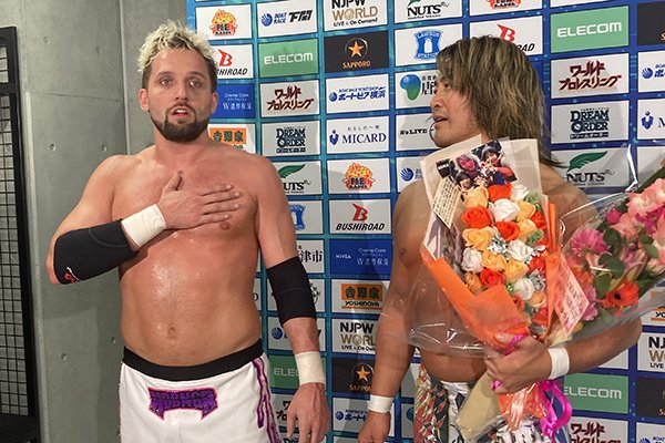 ELP「タナサン、クメテヨカッタ」
棚橋「ありがとう」
ELP「（※両手でハートマーク）夢が叶った」
棚橋「オォ、大げさだよ。本当？ 夢が叶った。俺も君とタッグを組めて嬉しい」
ELP「最後のパートナーになれて嬉しい」
棚橋「ありがとう。君は未来だ」

全文は
njpw.co.jp/tournament/res…

#njwtl