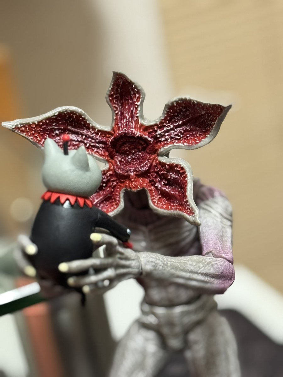 Lysti_FF14's tweet photo. デモゴルゴンとギュスターヴくん💕
可愛い〜
抱っこされてドヤ顔w
#StrangerThings #Demogorgon #Netflix #ヒグチユウコ #PUTITTO #キタンクラブ https://t.co/2i8fKXCVTc