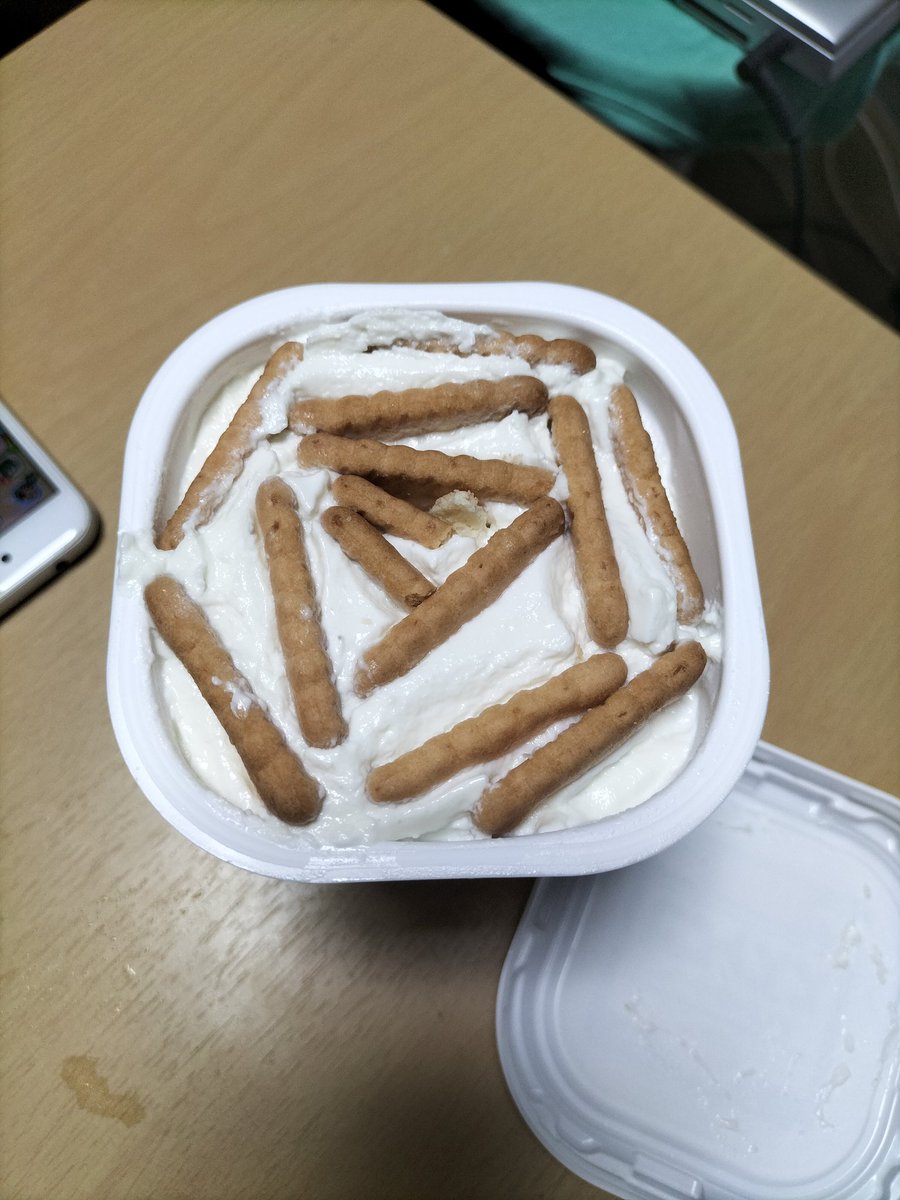 amikaring's tweet photo. 流行りに乗って、やってみた。
美味しかったよ。
これが→こうなった
ヨーグルトが溢れそうになったけど、5時間置いたら収まった。
バラの花みたいになるかなと思って、ココナッツサブレ刺していったけど、食べる時は関係なくなってた😅 https://t.co/KCCYxrRqsj