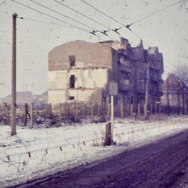 #OTD 1961 #GeteiltesBerlin

Dieter Wohlfahrt (20) durchschneidet zwischen West-#Berlin und #Staaken den Grenzzaun, um einer Bekannten zur Flucht aus der #DDR zu verhelfen.

DDR-Grenzer schießen gezielt, treffen ihn und lassen ihn ohne jede Hilfe im Grenzstreifen verbluten.