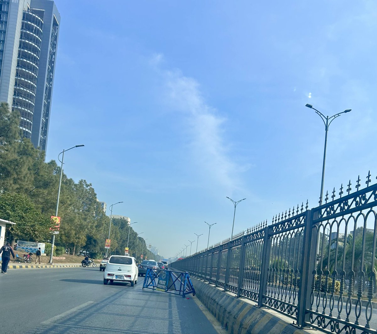 TahreenAkbar's tweet photo. What’s the purpose of this barrier? It only disrupts the flow of traffic during peak hours on Jinnah Avenue.
It’s not even visible at night and may lead to a serious collision. @ICT_Police https://t.co/ko5uF7I9mw