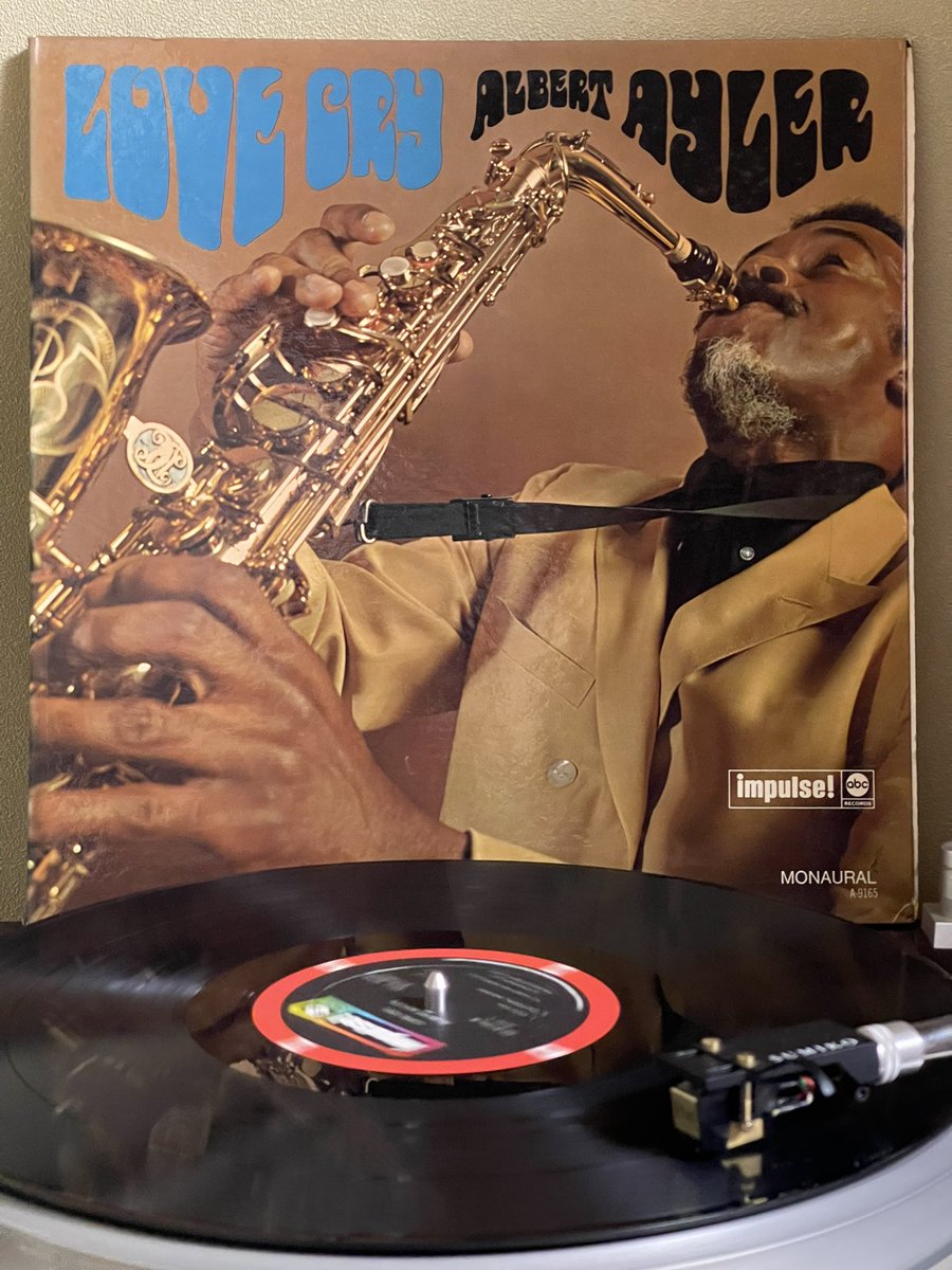 #NowPlaying 
#vinyl
何故Aylerはこの盤にMilford Gravesを起用したのかな？
殆どの演奏がAyler作standard曲の紹介程度に止まっている。
Milfordが伸び伸び演奏しているのはB2だけ。
AylerのアヘアヘスキャットもMilfordのVoice Performanceの二番煎じみたい。
全く合ってない感じする。
面白いけど。