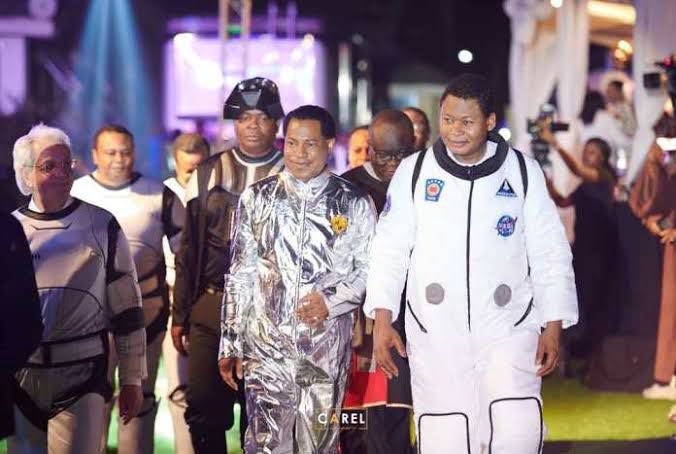 amb_fegor's tweet image. My man of God, Rev Chris Oyakhilome always has costume themed birthday parties.

This one is my favorite from some years back, it was a space themed party.

Why should Pastor Chris wear a space suit 😂😂😂

I know some people are bush babies but it’s just a party, make una relax