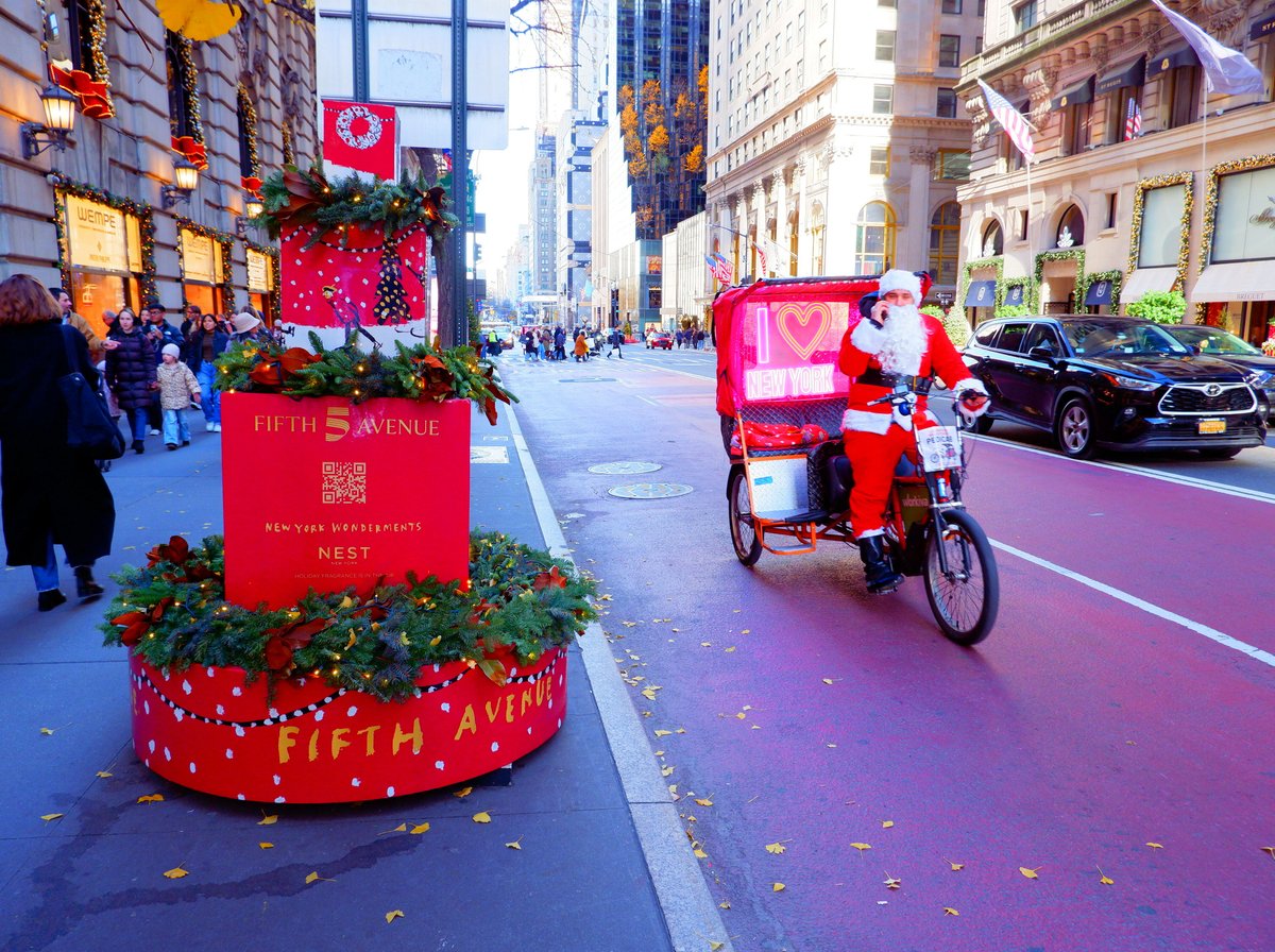 NewYorkNL's tweet photo. De kerstman gespot op Fifth Avenue! https://t.co/uu8JtWjZxl