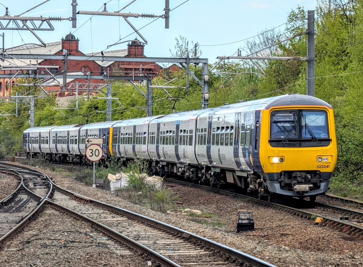 DownOnTheStour's tweet image. Year in Review 2025: April✨

No fooling around in April as I cleared my 196s for haulage, was Reunited with the Infamous DAVVEEEE 323241 &amp;amp; bagged an Avanti Footex to Manchester📸

#yearinreview #class196 #class323 #DAVE #class67 #class390 #footex #hellfire