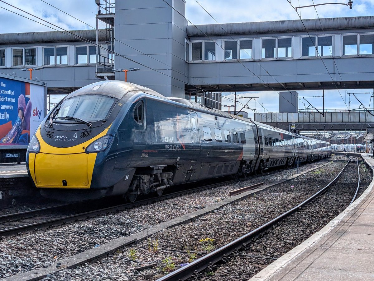 DownOnTheStour's tweet image. Year in Review 2025: April✨

No fooling around in April as I cleared my 196s for haulage, was Reunited with the Infamous DAVVEEEE 323241 &amp;amp; bagged an Avanti Footex to Manchester📸

#yearinreview #class196 #class323 #DAVE #class67 #class390 #footex #hellfire