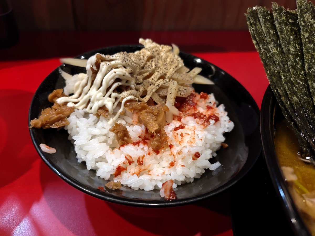 etramenmal's tweet photo. ライス大が品切れでカッとなった結果の久方ぶりのイナバーマウス。後悔などするはずもなくKK必至。

◯得製（オール右）、メンマ、ほうれん草
◯中ライス
◯豚丼

いつもながらジューシーな醤油感とゴージ���ス豊潤な鶏油。ご馳走様でした。

#稲葉家 https://t.co/Yq1TjuVELc