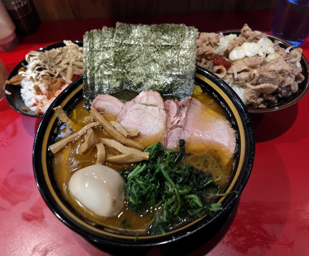 etramenmal's tweet photo. ライス大が品切れでカッとなった結果の久方ぶりのイナバーマウス。後悔などするはずもなくKK必至。

◯得製（オール右）、メンマ、ほうれん草
◯中ライス
◯豚丼

いつもながらジューシーな醤油感とゴージ���ス豊潤な鶏油。ご馳走様でした。

#稲葉家 https://t.co/Yq1TjuVELc