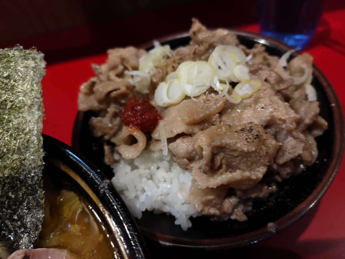 etramenmal's tweet photo. ライス大が品切れでカッとなった結果の久方ぶりのイナバーマウス。後悔などするはずもなくKK必至。

◯得製（オール右）、メンマ、ほうれん草
◯中ライス
◯豚丼

いつもながらジューシーな醤油感とゴージ���ス豊潤な鶏油。ご馳走様でした。

#稲葉家 https://t.co/Yq1TjuVELc