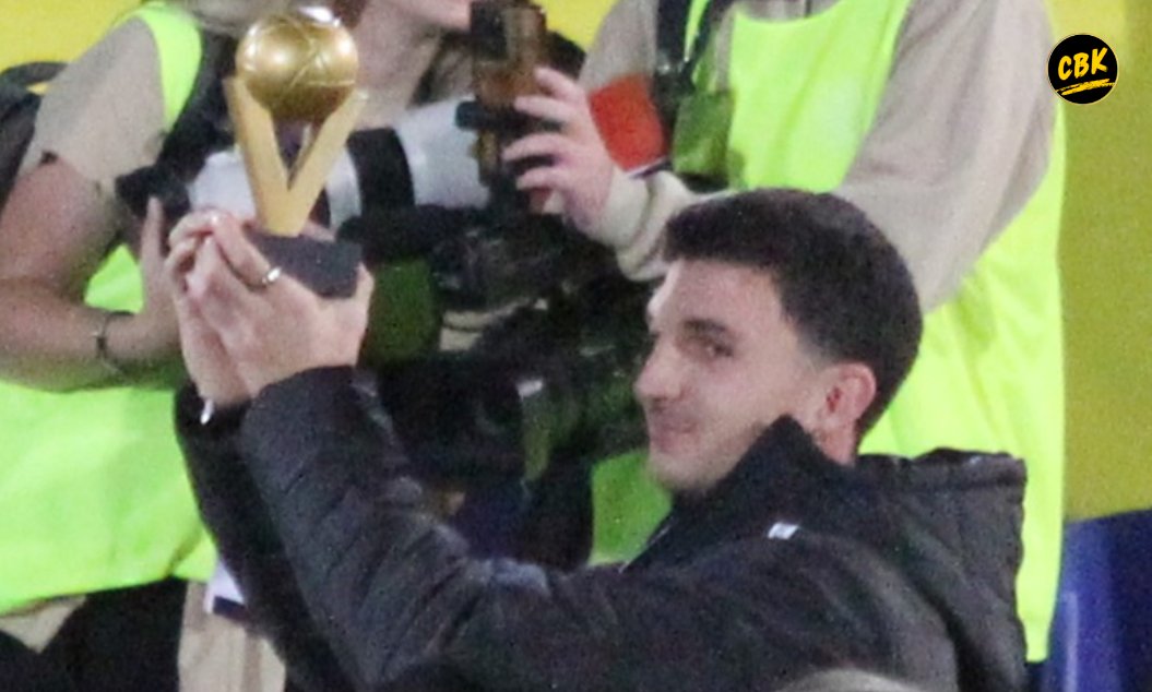 Víctor San Bartolomé recogía el domingo en Lasesarre el trofeo que le acredita como el MVP del mes de noviembre de toda la categoría.
Enhorabuena.
Le echamos de menos ante el Avilés y estamos deseando volver a verle con la gualdinegra.