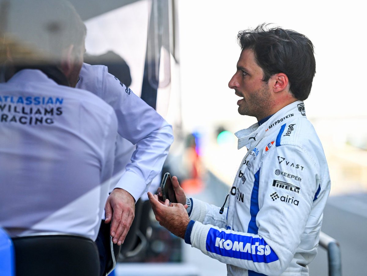 the carlos sainz on the left had no idea the one on the right would end his first season with williams with three trophies to his name.

one year on 💙