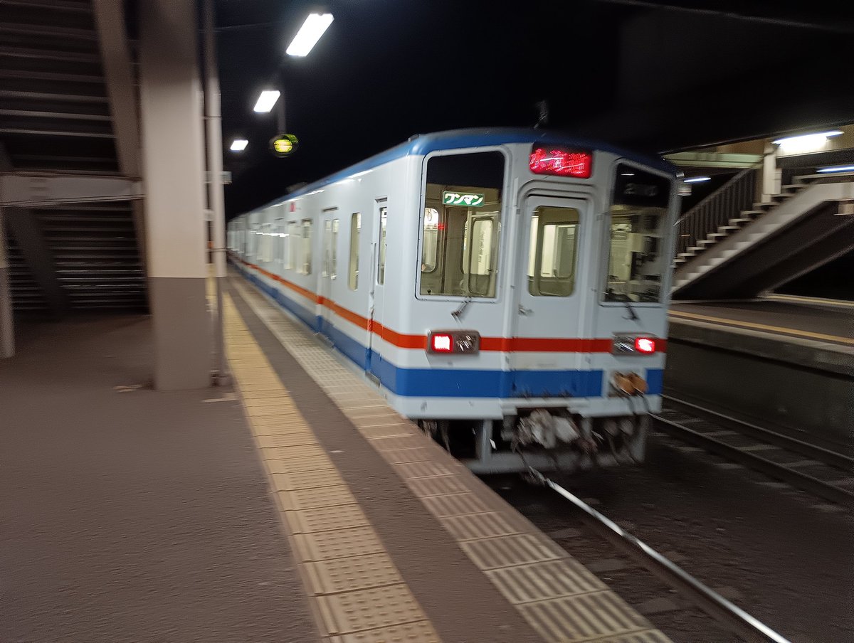 12月も3分の1が過ぎようと…🌃
あっという間に🎄クリスマス～年末になりそうです😓

12/20(土)11:04は騰波ノ江駅にサンタがやって来る！🎅

12/31大晦日は✨
開運号！年越し列車🚃🎍
12/12(金)12時より申込開始☝

3161ﾚ
2109-2110
キハの足元は暖かくて
寝過ごしそうです💤🤭
#関東鉄道 #常総線