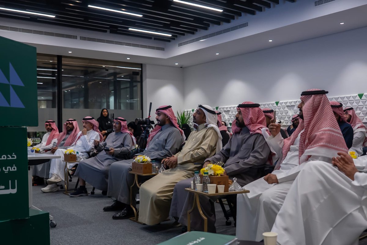 ybh_100's tweet image. تشرفت بدعوة مكتب مدينتي بظهرة لبن للحديث عن التطوع وأثره على الفرد والمجتمع 
سعدت كثيرا بهذه التجربة وبرؤية أفراد الحي مجتمعين ومتفاعلين في مكان مهيأ بأجود الممكنات من قاعات وملاعب ومجالس وبرامج 
- مكاتب مدينتي الموزعة في عدد من أحياء الرياض فكرة حضرية مميزة تخدم الفرد في…