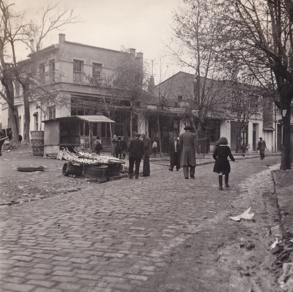 istdinliyorum's tweet photo. Yahya Kemal'in ''hüznü bir zevk edinenler yaşıyorlar burada'' diye şiirleştirdiği Kocamustafapaşa'nın, çok değil bundan yarım asır kadar önceki hâlinden fragmanlar. https://t.co/uXVrp3NVW5