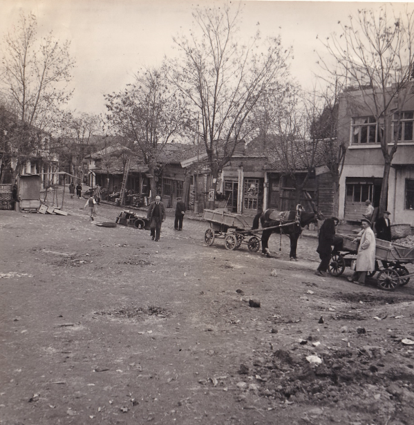 istdinliyorum's tweet photo. Yahya Kemal'in ''hüznü bir zevk edinenler yaşıyorlar burada'' diye şiirleştirdiği Kocamustafapaşa'nın, çok değil bundan yarım asır kadar önceki hâlinden fragmanlar. https://t.co/uXVrp3NVW5