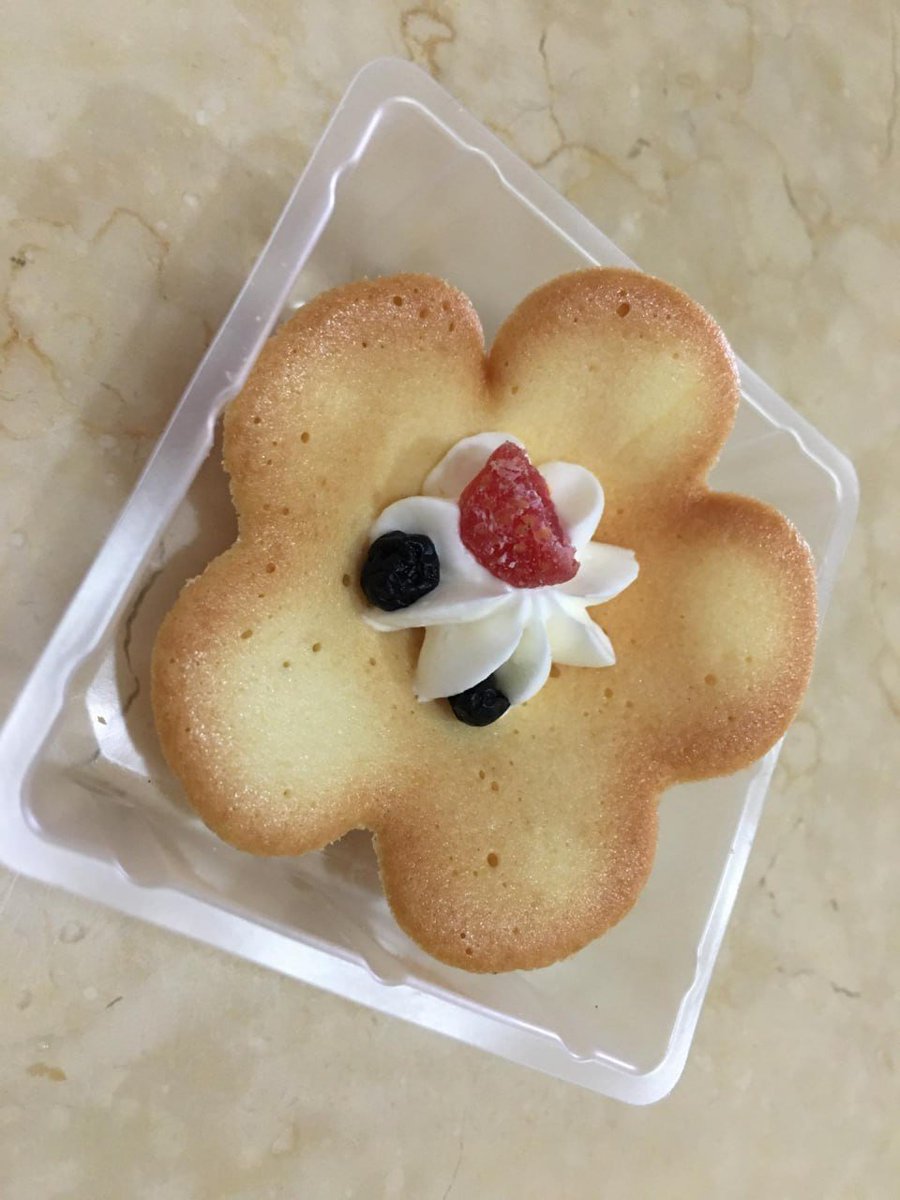 一塊小麵包  
我的三個寶貝 就吃的超級開心的
真的很羨慕小孩子這種很容易可以滿足的心裏  小孩子的童真 真好

#三胎寶媽
#賴2028h