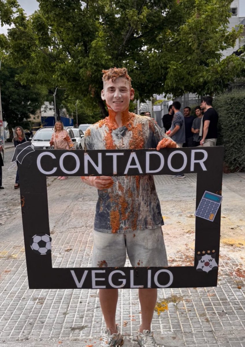 El futbolista Bruno Veglio (27) se recibió de contador tras ocho años de carrera 👏🏼

En lo deportivo futuro incierto del volante, capitán de Wanderers. Vence contrato con los Bohemios este 31 de diciembre.
