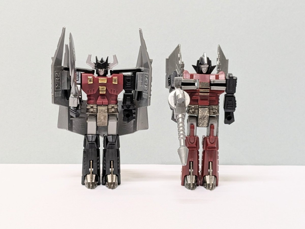 #ミクロマン
3「疑問なんだけどさ」
2「どした？」
3「オレたちって量産機？」
2「当たり前だろ
　各戦域に合わせてチューン
　されてるじゃないか」
3「やっぱそうだよな〜」
2「おかしいか？」
3「ウイリたちは
　色違いなのに一人だろ」
1「しっ！それ以上は危険だ！」
2・3「・・・はい」