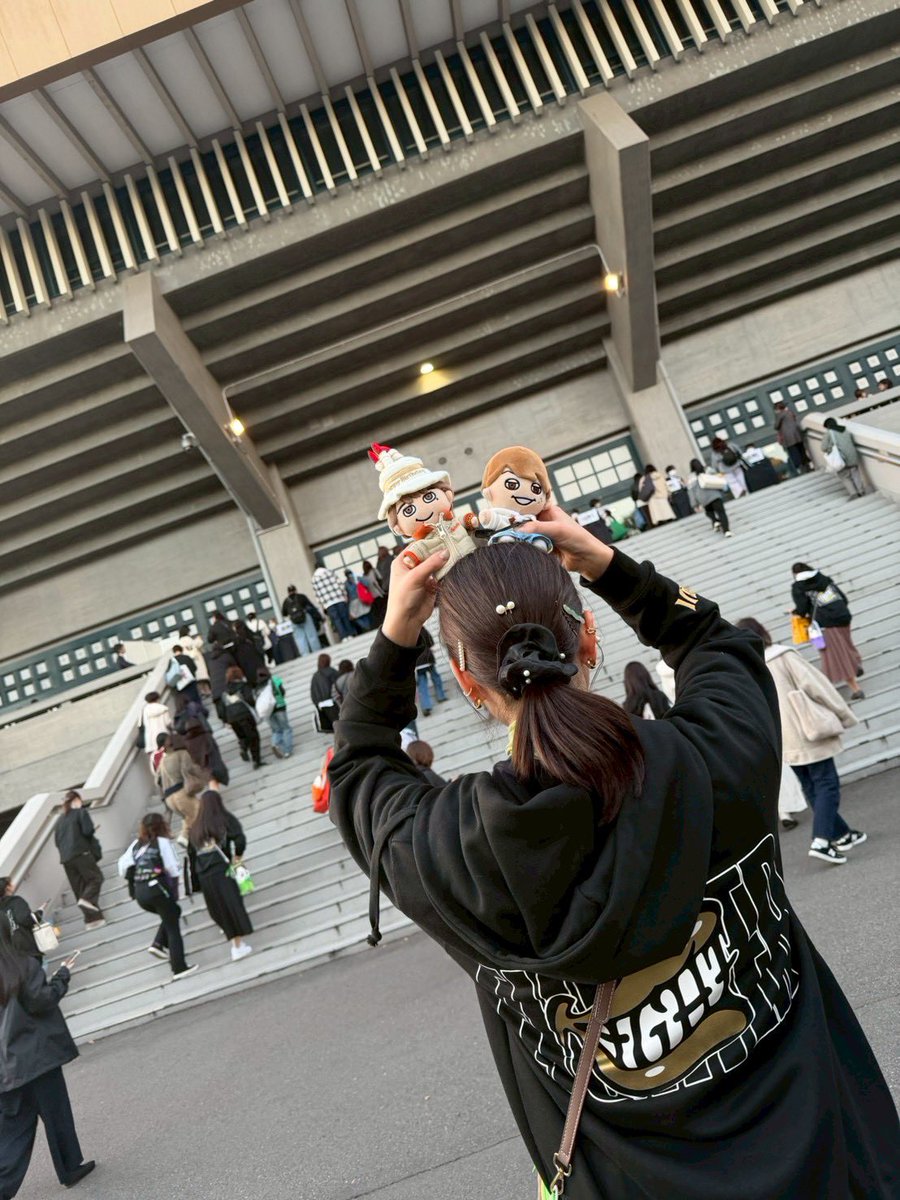yk_kj8's tweet photo. 【超八in日本武道館　11/28】

エイト5人分のぬいを携えて行ったLIVE。
円形ステージで音楽とダンスを魅せる姿が
かっこよくて、合間で笑わせてくれるのが
最高で。
eighterみんなでシャケとU字の水槽を
大合唱することになるとは思わなかった
けど、さすがだし、いい思い出です☺️

#SUPER_EIGHT https://t.co/4jtrj1Qbls