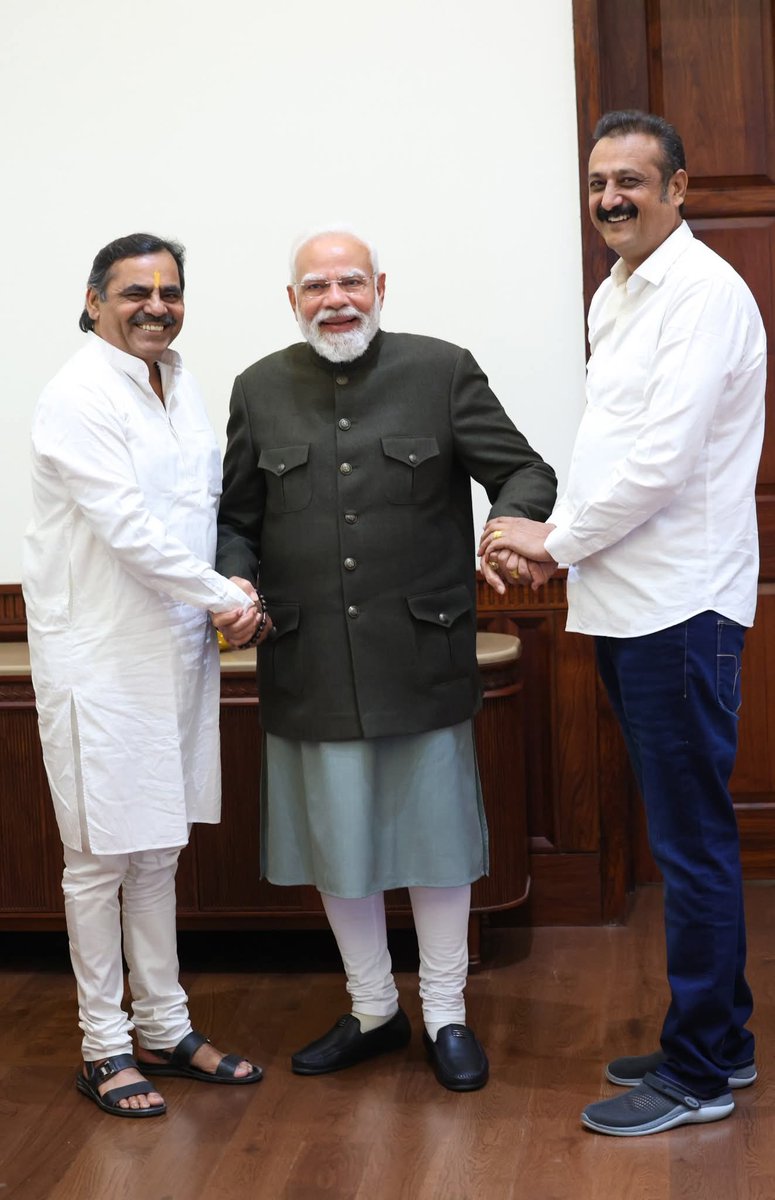 Ambarish_Der's tweet photo. आज दिल्ली में देश के यशस्वी प्रधानमंत्री श्री @narendramodi साहब से मिलने का मौका मिला। 
श्री मोदी साहेब की शानदार याद आज फिर महसूस हुई जब उन्होंने मेरे राजुला नगरपालिका के कार्यकाल एवं युवा BJP कार्यकर्ता के तौर पर मेरे सफ़र को याद किया श्री @arjunmodhwadia साहब से बात की (१/२) https://t.co/0X8ovxM3vs