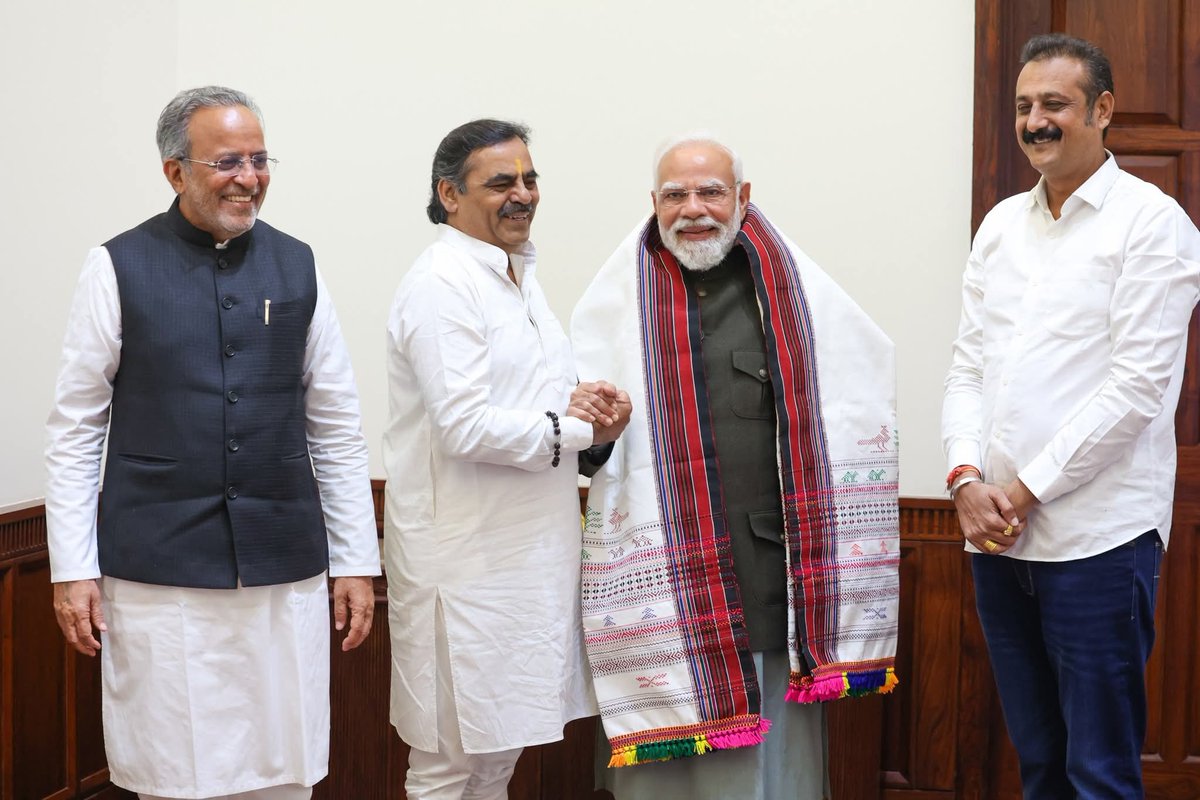 आज दिल्ली में देश के यशस्वी प्रधानमंत्री श्री <a href="/narendramodi/">Narendra Modi</a> साहब से मिलने का मौका मिला। 
श्री मोदी साहेब की शानदार याद आज फिर महसूस हुई जब उन्होंने मेरे राजुला नगरपालिका के कार्यकाल एवं युवा BJP कार्यकर्ता के तौर पर मेरे सफ़र को याद किया श्री <a href="/arjunmodhwadia/">Arjun Modhwadia</a> साहब से बात की (१/२)