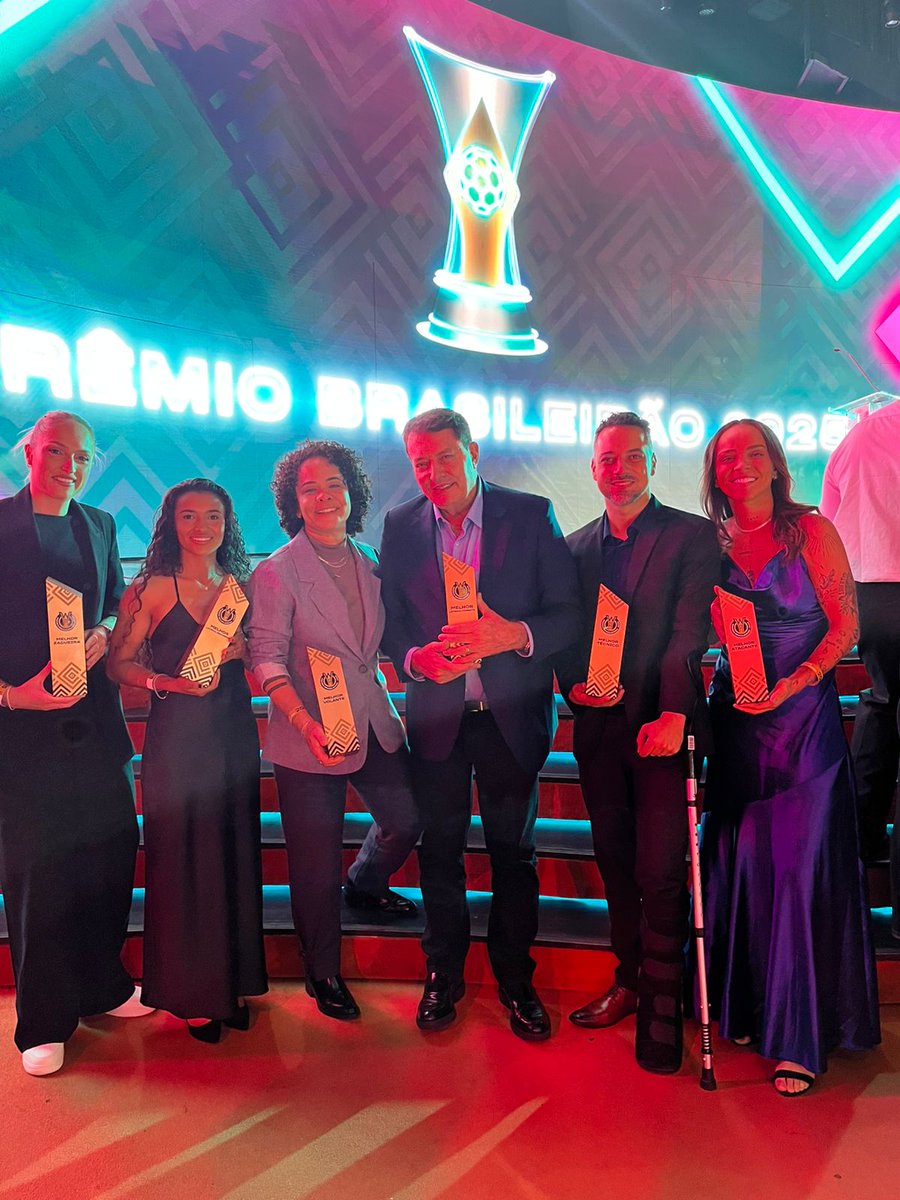 CruzeiroFem's tweet photo. A histórica temporada das Cabulosas foi coroada com premiações individuais nessa segunda-feira. O presidente Pedro Lourenço comemorou junto das atletas e do técnico Jonas Urias o grande ano realizado pela equipe! 🦊👏

* Melhor zagueira: Isa Haas
* Melhor lateral: Gisseli
* Melhor volante: Bedoya
* Melhor atacante: Leticia
* Melhor técnico: Jonas Urias

Parabéns a todos! 💙