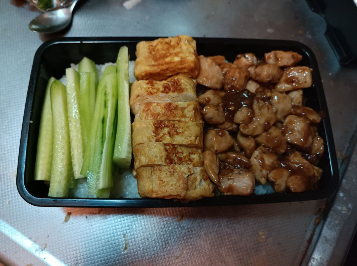 Tallowick's tweet image. I'm getting the hang of making bento! 
I think.