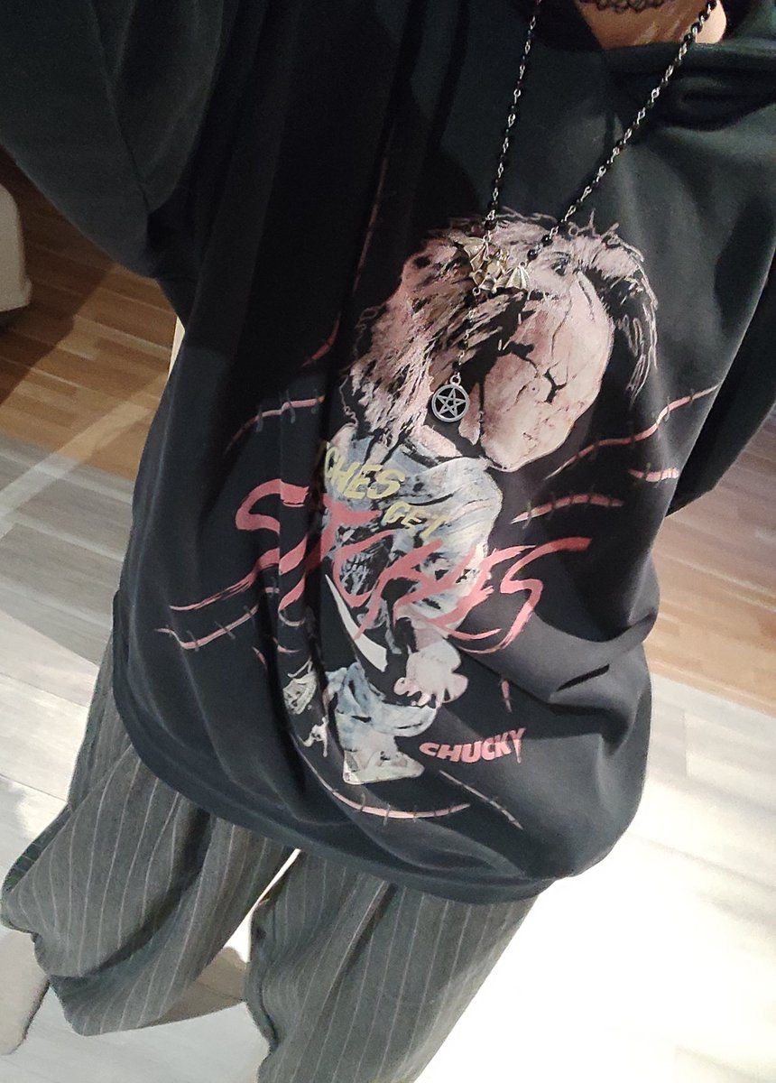 I just love this hoodie!😩 Unfortunately, over time the picture faded, it was way brighter before😭
#shitpost #chucky