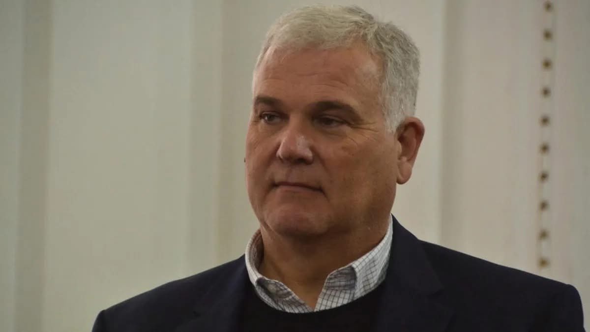 LOCALES: JUAN JOSÉ OSES PRESENTÓ SU RENUNCIA EN EMOS

Es por una disputa con Pablo Antonetti, sec. de Economía, que le reclamó “fondos complementarios” a EMOS en el orden de más de 330 millones de pesos. Por la crisis económica, existe la posibilidad de “municipalizar” el Ente.