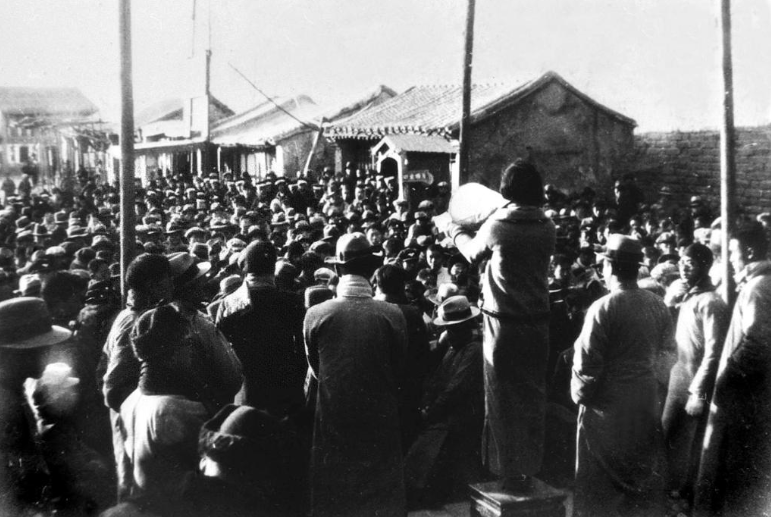 ChnEmbassy_jp's tweet photo. 1935年，日本侵略者在中国制造“华北事变”，企图将华北从中国版图分离出去。民族危亡时刻，数千名爱国学生涌上北平街头，举行声势浩大的抗日救亡游行。
#一二·九运动90周年 https://t.co/dHuMVn9HM3