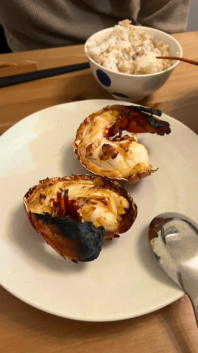 桃園のほうにある竹囲漁港に仕事で行ってきました！

小さな漁港ですが、観光にも力を入れていて、台湾では清潔な市場(日本と比較してはダメ)もあり、近くにビーチもあり、夏は渋滞になるんだとか…

平日の昼前だったのでガラガラでしたが、伊勢海老が安かったので買って味噌汁と塩焼きにしました！