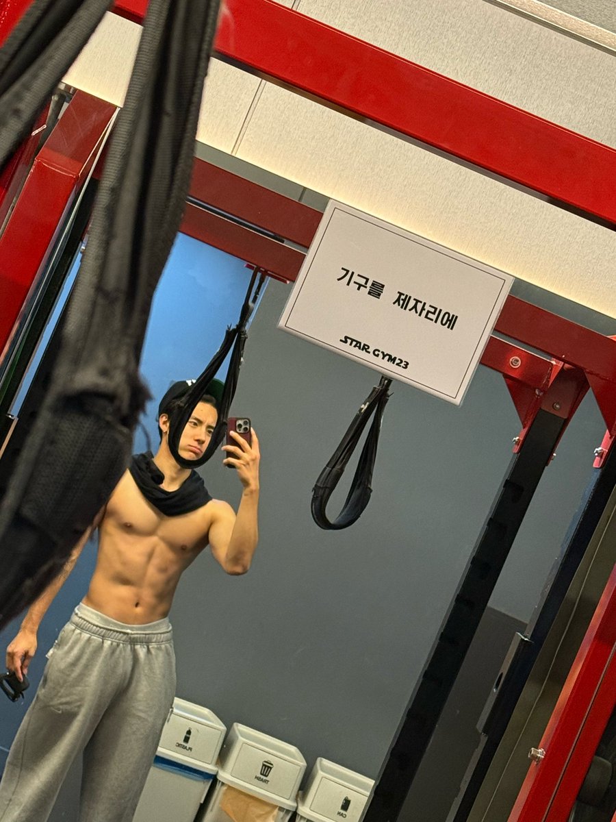 deobimom's tweet image. #ERIC #에릭 sent these photos

he said these are cute photos 🤣