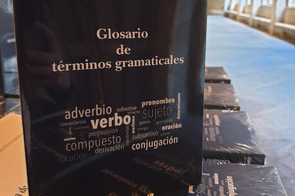 RAEinforma's tweet photo. El «Glosario de términos gramaticales» ya se puede consultar gratis en línea. Esta versión digital permite acceder al instante a los apartados de la «NGLE», la «OLE» y la «Gramática descriptiva de la lengua española» a los que se remite en cada entrada: https://t.co/UZFXGUq3rY. https://t.co/q6lR8etlw7