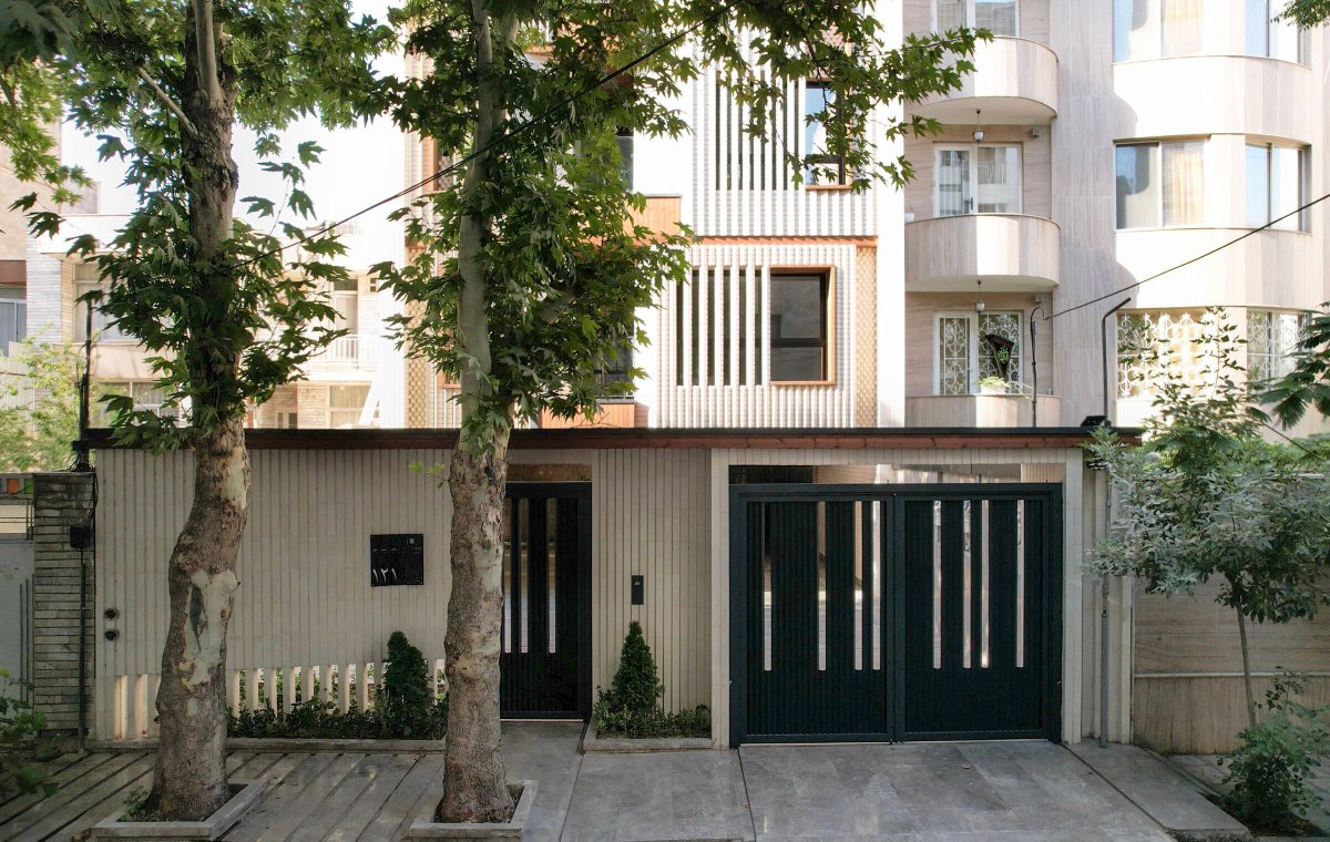 Archello's tweet photo. Barsav Office’s Grapevine project uses a lattice of S20 white brick, angled for micro-shading, airflow, and privacy, reinterpreting the climatic logic of traditional courtyard houses.
https://t.co/22Lkz6oUgX
#WhiteBrickLattice #PassiveDesign #MaterialIntelligence https://t.co/ElHLNwuZUL