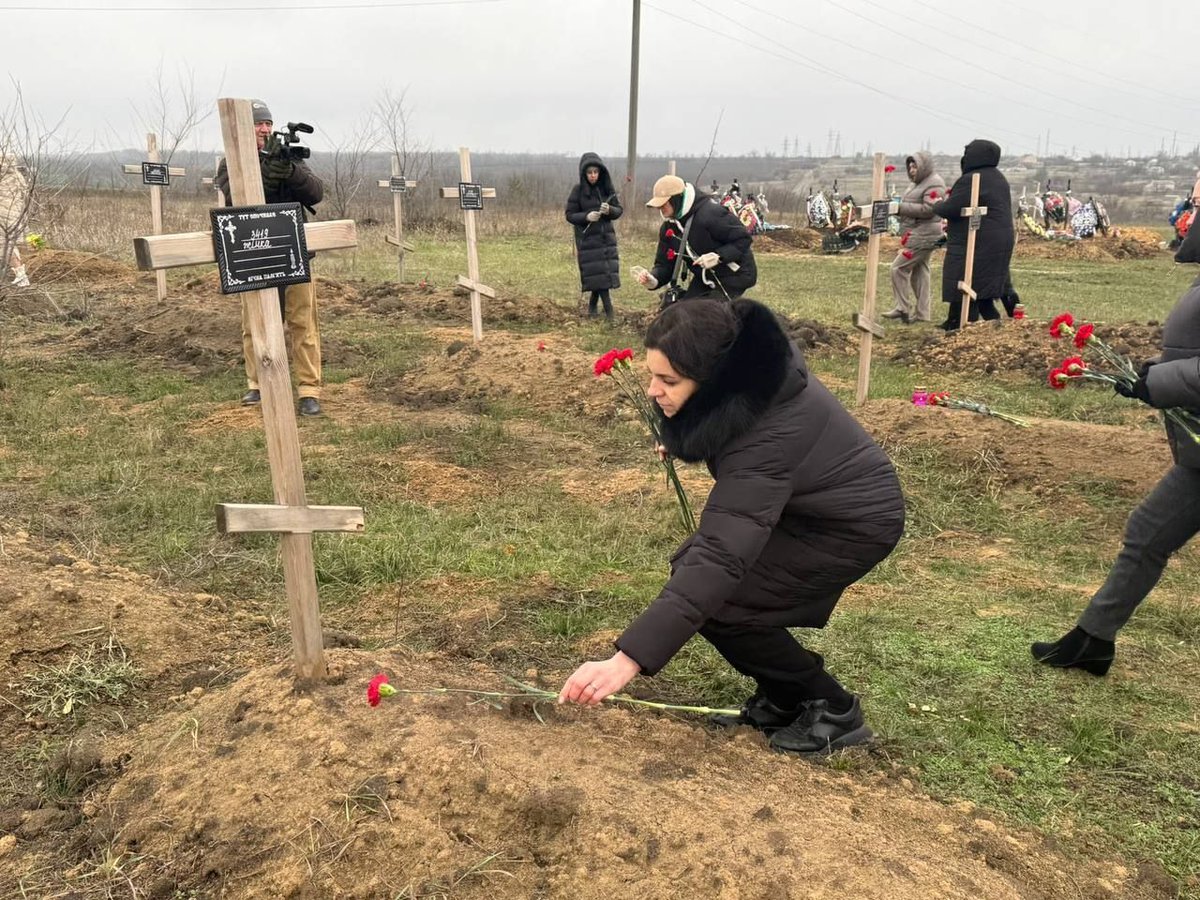 🕯️ Izium held a memorial service for Ukrainians killed during Russia’s 2022 occupation.

After three years of exhumations and identifications, 449 victims, including 23 Ukrainian soldiers, have now been reburied.