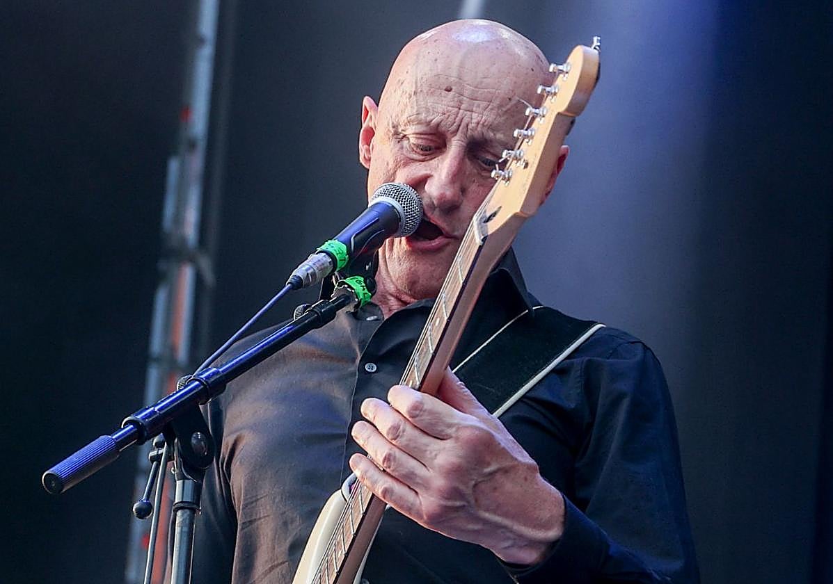 El alma de Jorge Ilegal nos señalaba, con un inalcanzable carisma, cómo debe enfrentarse uno a esa cosa cabrona que llamamos vida. Qué tipo tan cojonudo!