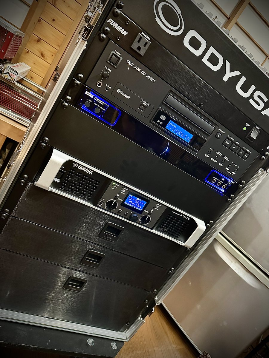 スタジオラックひとまずグラフィックイコライザーは無しでブランクパネル。