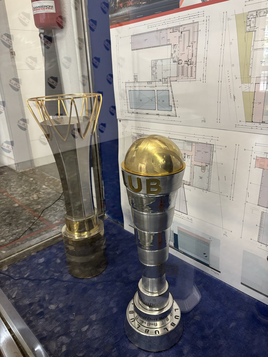 Alguno que sea ingeniero y me explique que dicen los planos de ahi atras de esas cosas que brillan?