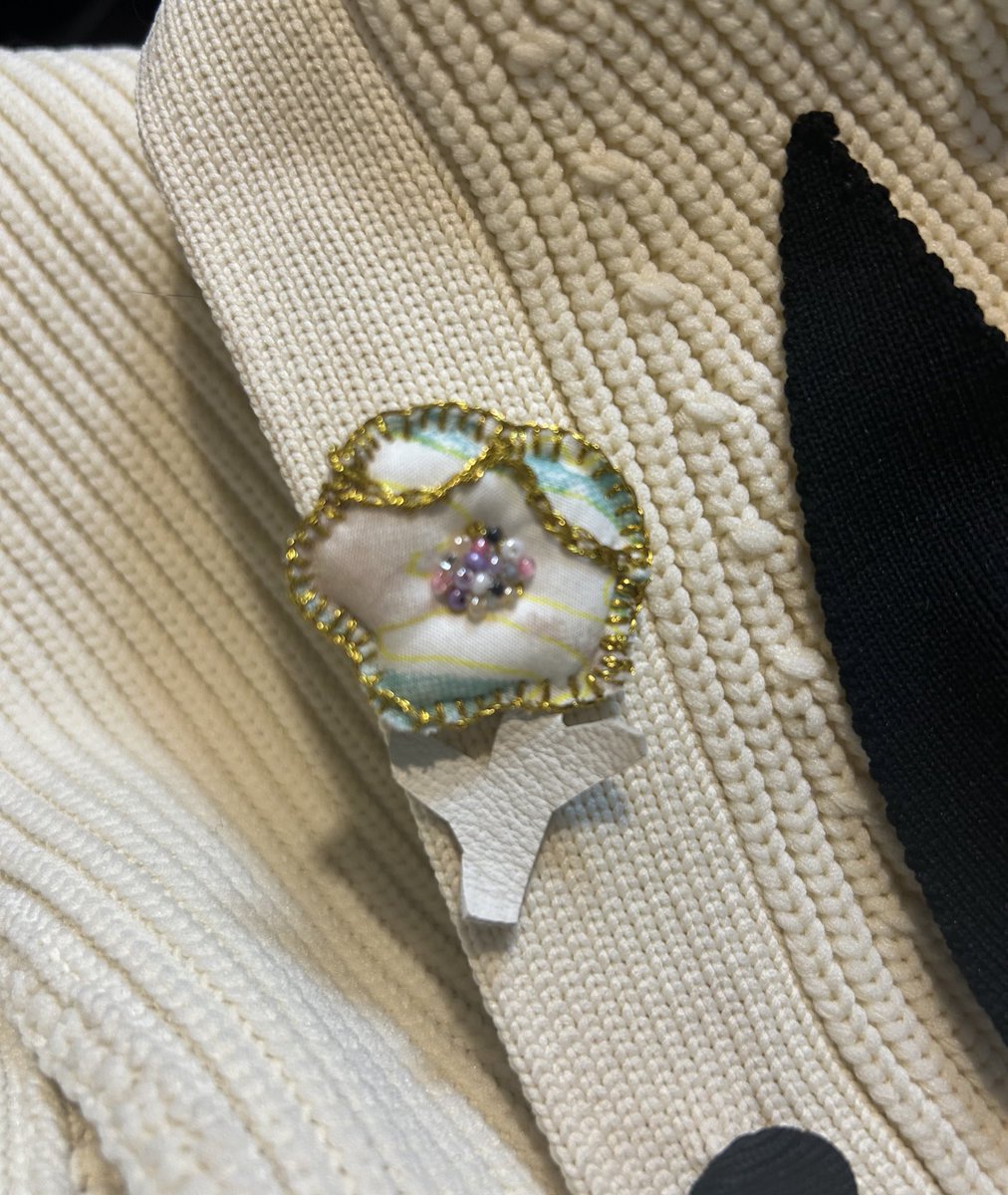 友人が、ザハの恋完結祝いにと作ってくれたブローチ見てください😭😭😭
なんと…クリスマスローズモチーフにしてくれたんだ…！！🎄🏵️😭😭😭宝！！