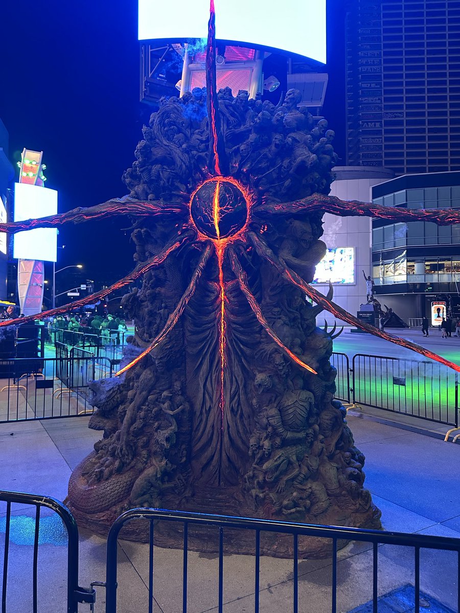 Geoff Keighley's demon statue has popped up in LA

#TheGameAwards