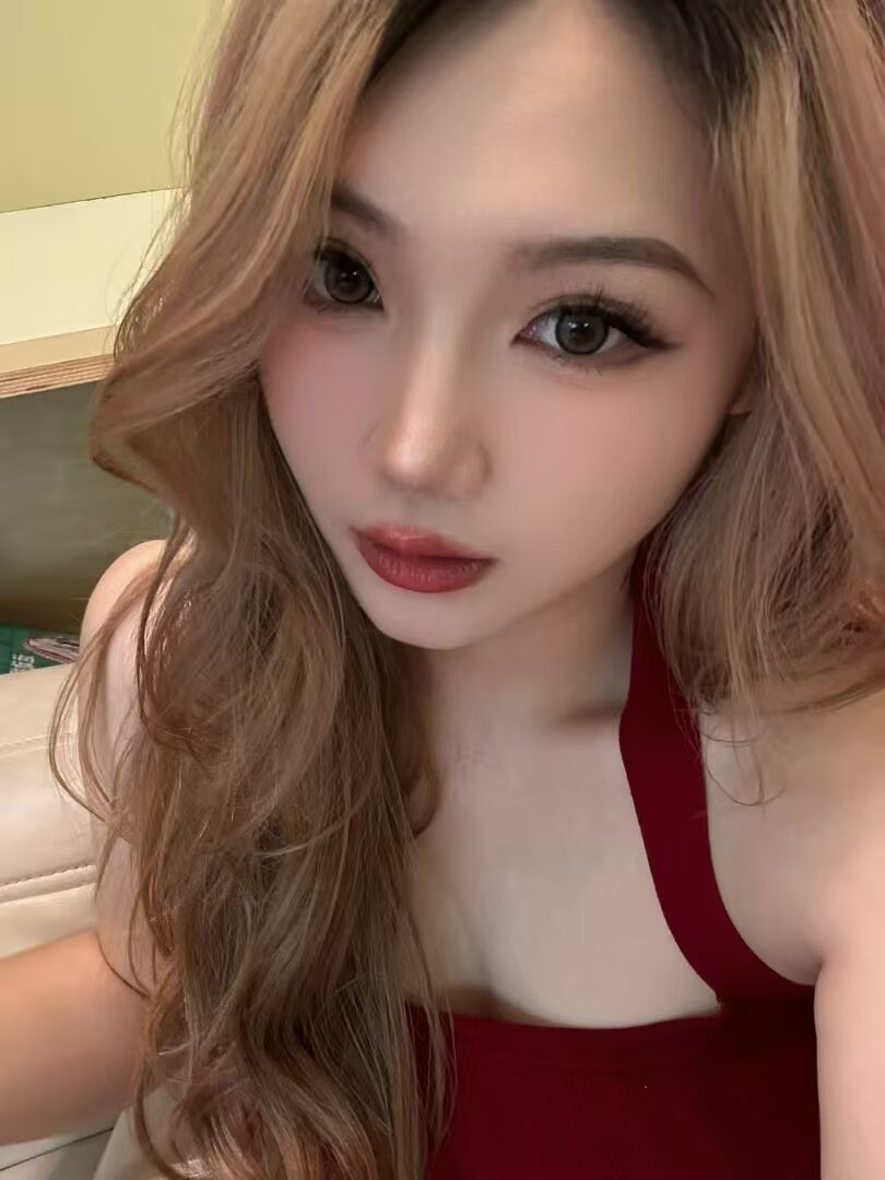 骚货李倩彻底发情了，想要很多很多大肉棒，谁能来满足她呢？私信合照返图让骚货来奖励你吧！