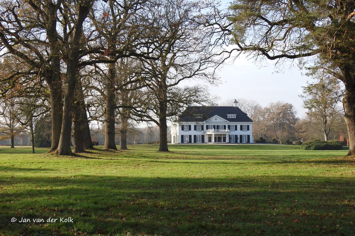 BekiekTwente's tweet photo. Huis Zonnebeek (gebouwd in 1906) was het woonhuis van textielfabrikant Jan Bernard van Heek (1863-1923) en zijn Amerikaanse vrouw Edwina Burr Ewing (1872-1945). 
https://t.co/vWdEbo2w4F
#Enschede #Eanske #EanskeIsOnmeunigMooi
#Twente #BekiekTwente https://t.co/X0oojWgxay
