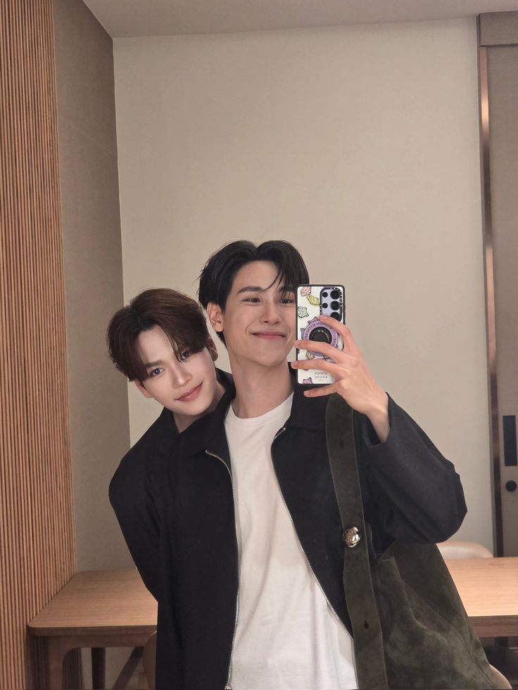 mahliwgai's tweet image. ㅤ
ㅤ
📍 ASH Entertainment Pantry 

Selamat hari selasa dari aku dan Mas Dipta. Ngopi dulu guys hehe.
ㅤ
ㅤ