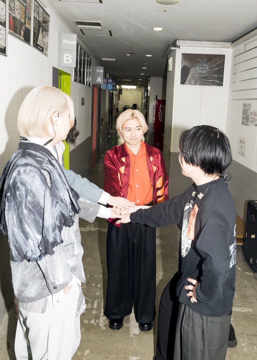 aaaaaatanaka's tweet photo. Dance with your ghost
ファイナル東京ありがとう！！！！！
無事走り切れて感謝の気持ちでいっぱいでございます、歌わせてくれてありがとう！

あなたたちのおかげでDiosは存在してると強く思います また踊ろうねーー

次回のライブの告知もやりましたんでみなさんきてください https://t.co/IFDVYVnnI2
