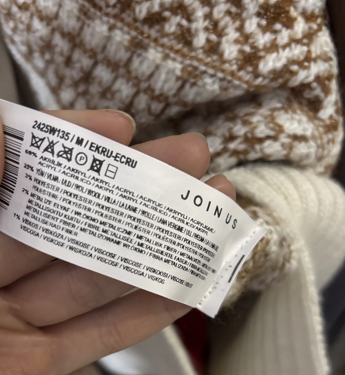 opheliacomeback's tweet photo. Hiçbir koku insanı giydiğinde haşır haşır kaşındıran akrilik kazak kokusunu geçemez. Kötü olan artık ona rastlamamak mümkün değil. USPA bile kazakları akrilik yapmaya başlamış. 2k para bayılıp Join Us markasından kazak aldım % 65 akrilik 🥹 https://t.co/PkPmJX4CAc
